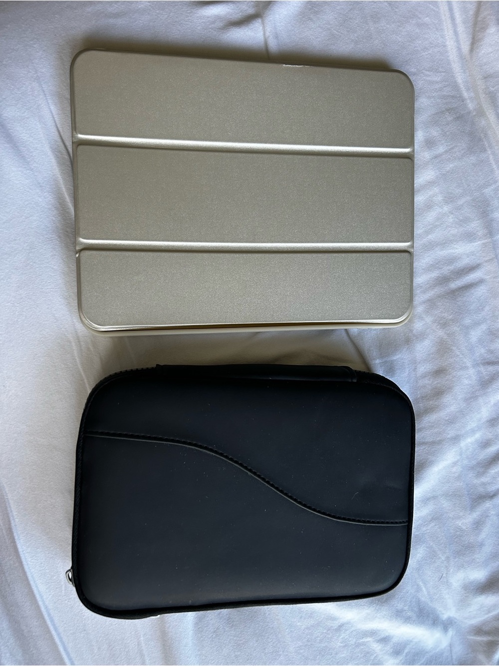 Silver Tablet Smart Cover and Black case for wires
